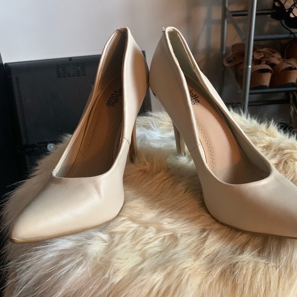 Nude, Size 7, 4inch heel, faux leather - Picture 3 of 5